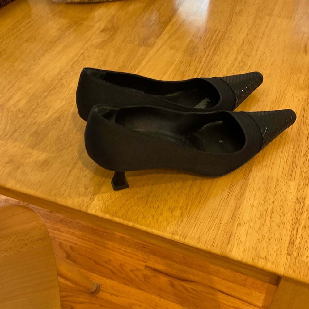 St John kitten heels 6 1/2 great condition